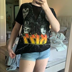 A black kiss band tee